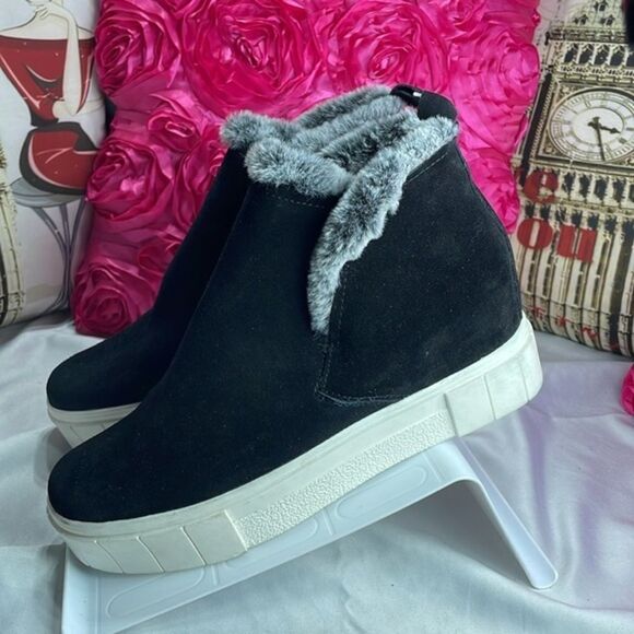(D) Black suede sneakers from DOLCE VITA, size 9.5 - Picture 5 of 9